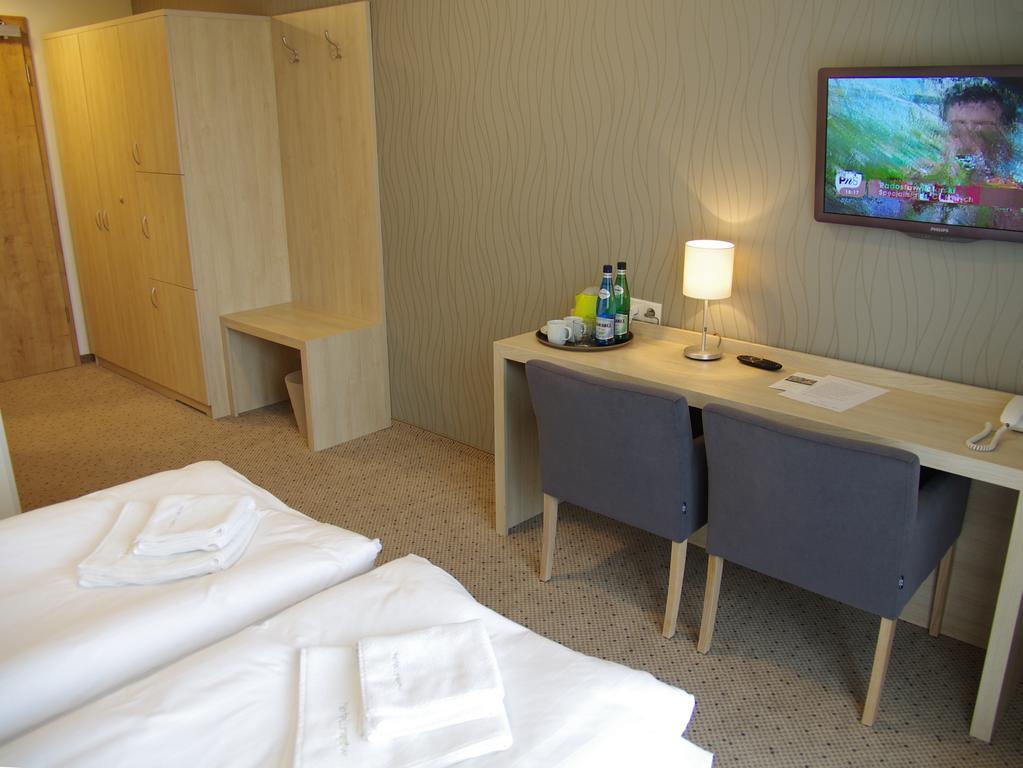 Hotel Uniejow Bagian luar foto