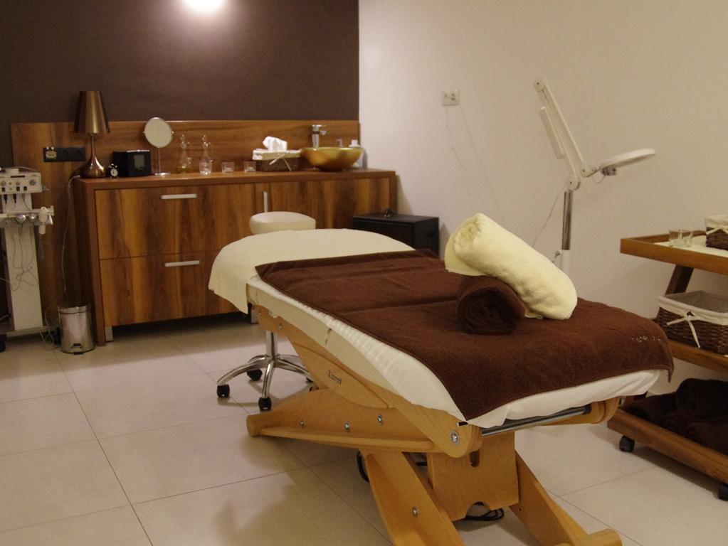 Hotel Uniejow Bagian luar foto