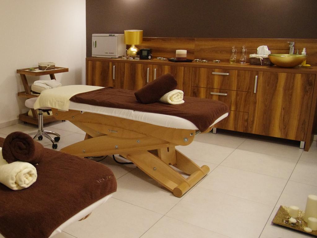 Hotel Uniejow Bagian luar foto
