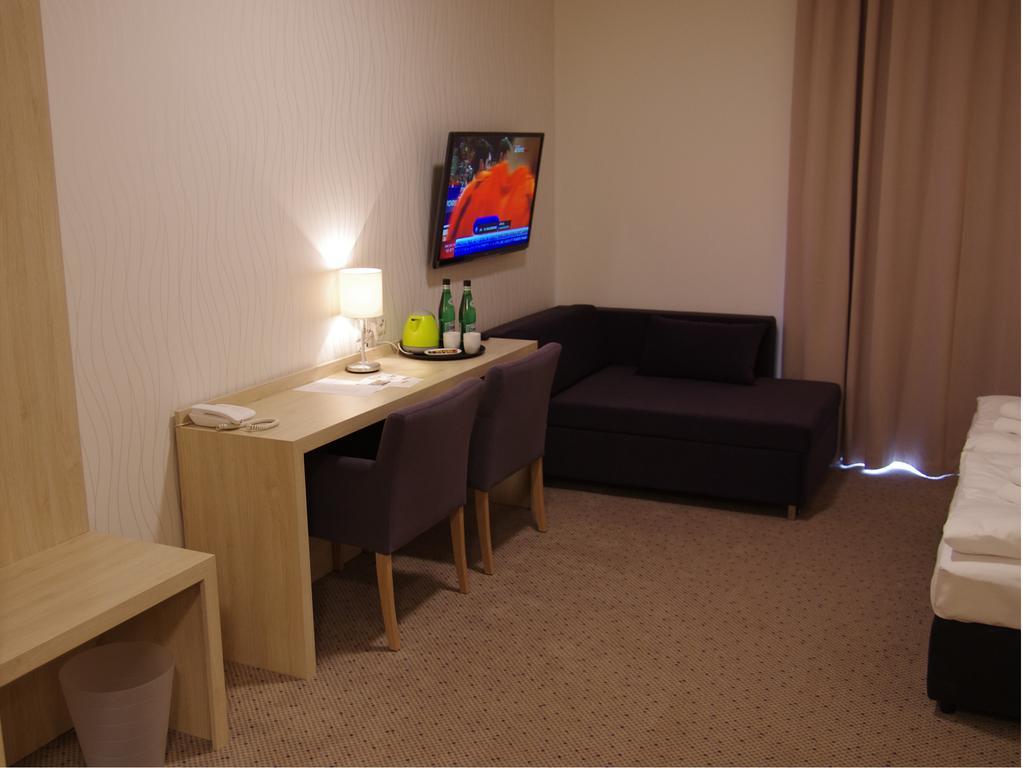 Hotel Uniejow Ruang foto